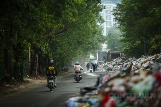 Việc chặn rác không cho xe rác lên bãi rác Nam Sơn khiến cho Thủ đô Hà Nội ngập rác khắp tuyến phố.