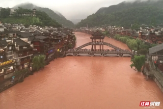 Nước lũ tuôn ào ạt như thác từ cửa sổ tầng 3 nhà dân trong trận lũ lụt nghiêm trọng nhất 2 thập kỷ ở Trung Quốc - Ảnh 3.