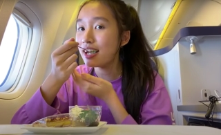16 tiếng trên chuyến bay sang Mỹ của Jenny Huỳnh: Ngồi hạng thương gia, mê nhất là khoản ăn uống xịn như nhà hàng - Ảnh 5.