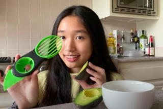 Khi Jenny Huỳnh review... dụng cụ làm bếp: Thử đồ tách bơ 3-in-1, quảng cáo thì loá mắt nhưng thực tế cũng thường thôi? - Ảnh 5.
