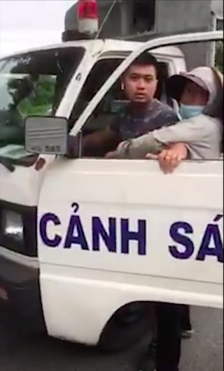 Một công an mặc quần đùi, áo cộc đi xe biển xanh bắt hàng rong ở Hà Nội khiến dư luận xôn xao - Ảnh 2.