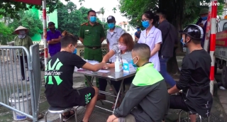 Hà Nội: Nhiều người dân bị phạt 200.000 đồng vì quên đeo khẩu trang khi ra đường - Ảnh 2.