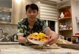 Nửa đêm Trấn Thành bỗng livestream… chặt gà để “dằn mặt” Trúc Nhân, Quang Trung cũng vào xin ăn như thật - Ảnh 5.