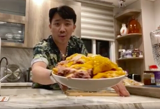 Nửa đêm Trấn Thành bỗng livestream… chặt gà để “dằn mặt” Trúc Nhân, Quang Trung cũng vào xin ăn như thật - Ảnh 6.