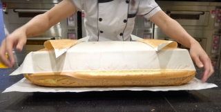 Cận cảnh công đoạn cắt bánh bông lan phô mai khổng lồ ở cửa hàng, từng miếng bánh núng nính được tách ra cực đã mắt - Ảnh 3.