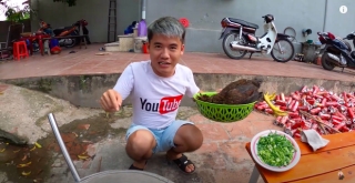 Con trai Bà Tân Vlog bị dân mạng chỉ trích gay gắt khi nấu cháo với gà còn nguyên lông: Vừa mất vệ sinh lại còn phí phạm thức ăn - Ảnh 3.