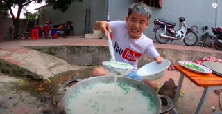 Con trai Bà Tân Vlog bị dân mạng chỉ trích gay gắt khi nấu cháo với gà còn nguyên lông: Vừa mất vệ sinh lại còn phí phạm thức ăn - Ảnh 4.