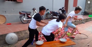 Con trai Bà Tân Vlog bị dân mạng chỉ trích gay gắt khi nấu cháo với gà còn nguyên lông: Vừa mất vệ sinh lại còn phí phạm thức ăn - Ảnh 9.