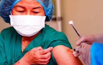 117 nhân viên y tế Đà Nẵng sức khoẻ ổn định, trở lại làm việc sau tiêm vaccine COVID-19 - Ảnh 4.