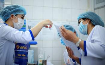 Sáng 21/4, gần 107.000 người Việt Nam đã tiêm vắc xin - Ảnh 1.