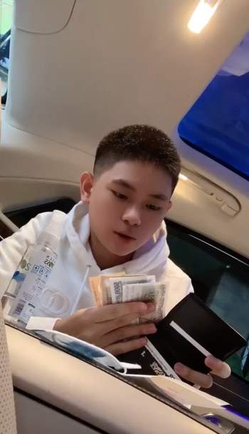 Trong túi của rich kid đi Maybach 11 tỷ, lấy thẻ đen làm thước kẻ... có những gì? - Ảnh 3.