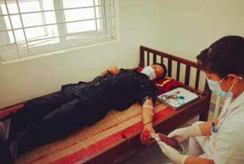 Bộ trưởng Bộ Y tế tặng bằng khen 2 sĩ quan công an hiến máu cứu em nhỏ trong vùng dịch - Ảnh 2.
