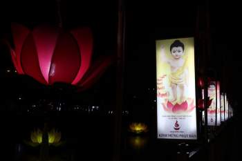 Đèn hoa thắp sáng kênh Nhiêu Lộc, rải rác người đi chùa trước lễ Phật đản - ảnh 8