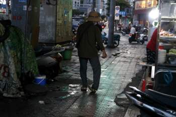Vé số 'năm Covid': Người đàn ông nổi hạch, chân lê từng bước vẫn 'chưa chán' Sài Gòn - ảnh 9