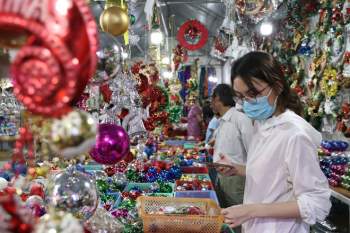 Chợ Giáng sinh Sài Gòn 'năm Covid-19' giảm hẳn khách vì kinh tế khó khăn - ảnh 10
