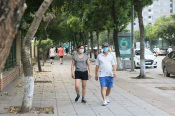 Công viên Hà Nội đóng cửa phòng dịch Covid-19, người dân tập thể dục bên ngoài - ảnh 8