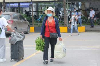 Người dân quay lại Hà Nội sau nghỉ lễ, bến xe tất bật đảm bảo phòng dịch - ảnh 8