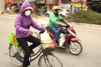 Ngày rét nhất mùa Đông, người Hà Nội mặc kín mít chỉ còn trống mỗi đôi mắt - ảnh 10