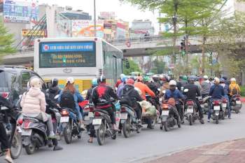 Đường phố Hà Nội đông chật trở lại sau thời gian dài giãn cách xã hội - ảnh 10