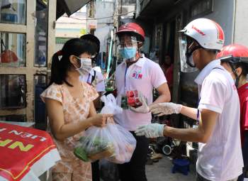 ‘Biệt đội áo hồng’ đi từng ngõ, gõ cửa từng nhà trao quà ở Gò Vấp - ảnh 9