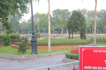 Công viên Hà Nội đóng cửa phòng dịch Covid-19, người dân tập thể dục bên ngoài - ảnh 9