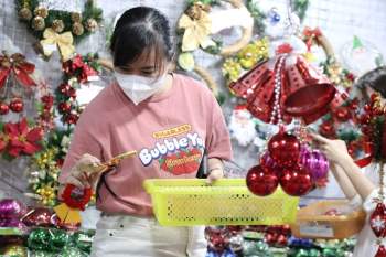 Chợ Giáng sinh Sài Gòn 'năm Covid-19' giảm hẳn khách vì kinh tế khó khăn - ảnh 11