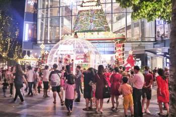 Người Sài Gòn đón Noel 2020 kẹt cứng trung tâm thành phố với... khẩu trang phòng Covid-19 - ảnh 7