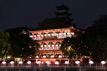 Đèn hoa thắp sáng kênh Nhiêu Lộc, rải rác người đi chùa trước lễ Phật đản - ảnh 1