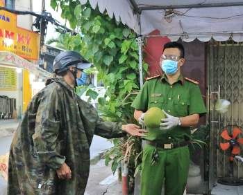 Những người căng mình trực chốt chống dịch Covid-19: Không sợ vì bình yên cho người Sài Gòn - ảnh 1