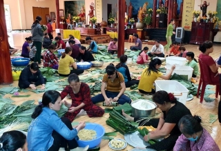 Hàng trăm người Lâm Đồng chung tay gói 10.000 bánh tét gửi về miền Trung - ảnh 1
