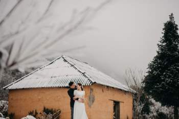 Cặp đôi trẻ với bộ ảnh cưới 'xưa nay hiếm' giữa tuyết trắng ở Y Tý - ảnh 1