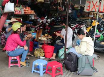 Gánh chuối nướng vỉa hè Sài Gòn: Con gái 'tiếp quản' gia sản 40 năm của mẹ - ảnh 1