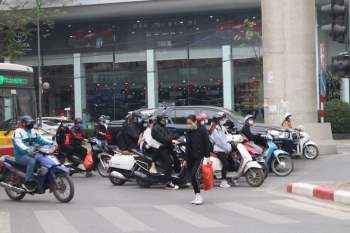 Xuất hiện ca Covid-19 ở Hà Nội: Người dân không hoảng sợ, bình tĩnh đeo khẩu trang - ảnh 1
