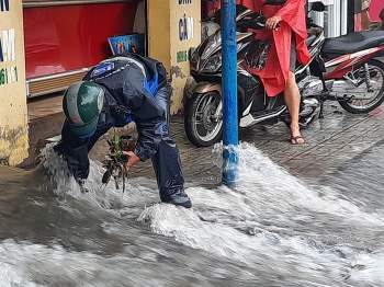 Sài Gòn trời mưa từ sáng đến chiều: Người lội nước, người buồn rầu vì ế - ảnh 6