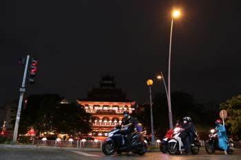 Đèn hoa thắp sáng kênh Nhiêu Lộc, rải rác người đi chùa trước lễ Phật đản - ảnh 2