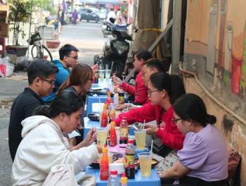 Bánh mì chảo ‘bê đê’ khiến người Sài Gòn đến ăn là phụ, nói chuyện cô chủ là chính - ảnh 1