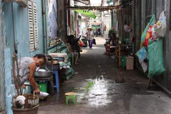 Hẻm nhỏ Sài Gòn nơi phim ‘Bố già’ đóng đô: Chuyện gặp sao và Trấn Thành thích bánh lọt - ảnh 1