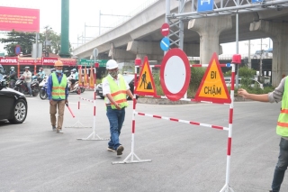 Ngày đầu cấm xe qua cầu vượt Nguyễn Hữu Cảnh, người Sài Gòn lưu thông có khó? - ảnh 1