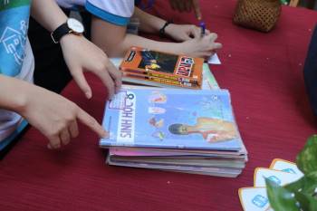 Người dân TP.HCM đổi sách lấy cây, góp sách cho học sinh miền Trung - ảnh 1