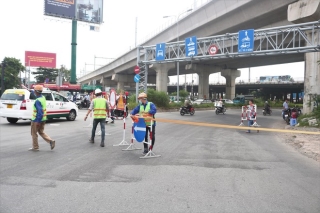 Ngày đầu cấm xe qua cầu vượt Nguyễn Hữu Cảnh, người Sài Gòn lưu thông có khó? - ảnh 2