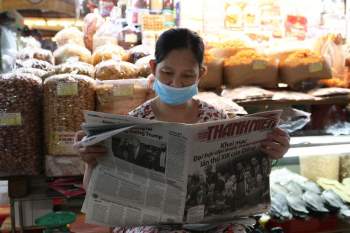 Tháng chạp sát Tết 'năm Covid': Nhiều sạp chợ Bến Thành 'có ngày không một khách' - ảnh 2