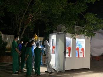 Việt Nam chế được bốt lấy mẫu xét nghiệm Covid-19 gắn máy lạnh, giúp y bác sĩ đỡ cực - ảnh 1