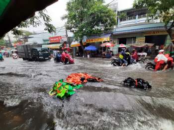 Sài Gòn trời mưa từ sáng đến chiều: Người lội nước, người buồn rầu vì ế - ảnh 7