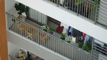 Bé 3 tuổi rơi từ tầng 12: Cách ngăn trẻ leo trèo ở ban công chung cư cao tầng? - ảnh 3