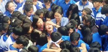 1.000 học sinh, thầy cô ôm nhau khóc: Trao yêu thương, đẩy lùi bạo lực - ảnh 1