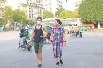 Công viên Hà Nội đóng cửa phòng dịch Covid-19, người dân tập thể dục bên ngoài - ảnh 2