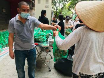 Thả tim cho người Hà Nội mua 2 tấn vải Bắc Giang mang về phát miễn phí - ảnh 3