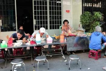Quán ‘núp hẻm’ Sài Gòn bán đúng 3 tiếng, khách ‘muốn gì được nấy’ - ảnh 2
