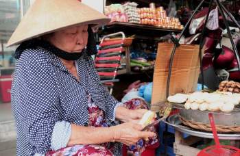 Gánh chuối nướng vỉa hè Sài Gòn: Con gái 'tiếp quản' gia sản 40 năm của mẹ - ảnh 2