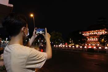 Đèn hoa thắp sáng kênh Nhiêu Lộc, rải rác người đi chùa trước lễ Phật đản - ảnh 3